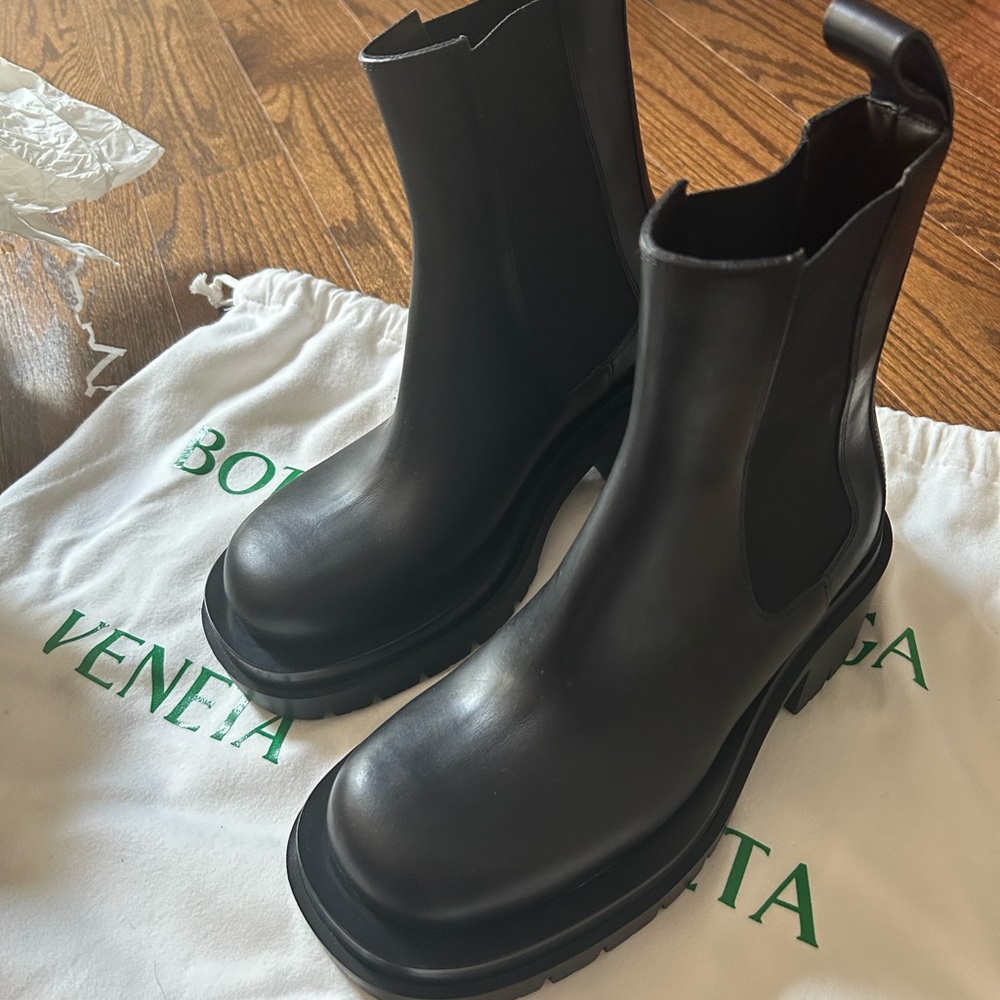 Authentic Bottega Veneta Chelsea leather Boot size 36 women, lug sole